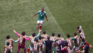 Winger Meksiko, Julian Quinones, merayakan gol yang dicetaknya ke gawang Afrika Selatan pada laga pembuka Piala Dunia 2026 di Stadion Azteca, Mexico City, Kamis (12/6/2026) dini hari WIB. (Rodrigo OROPEZA / AFP)