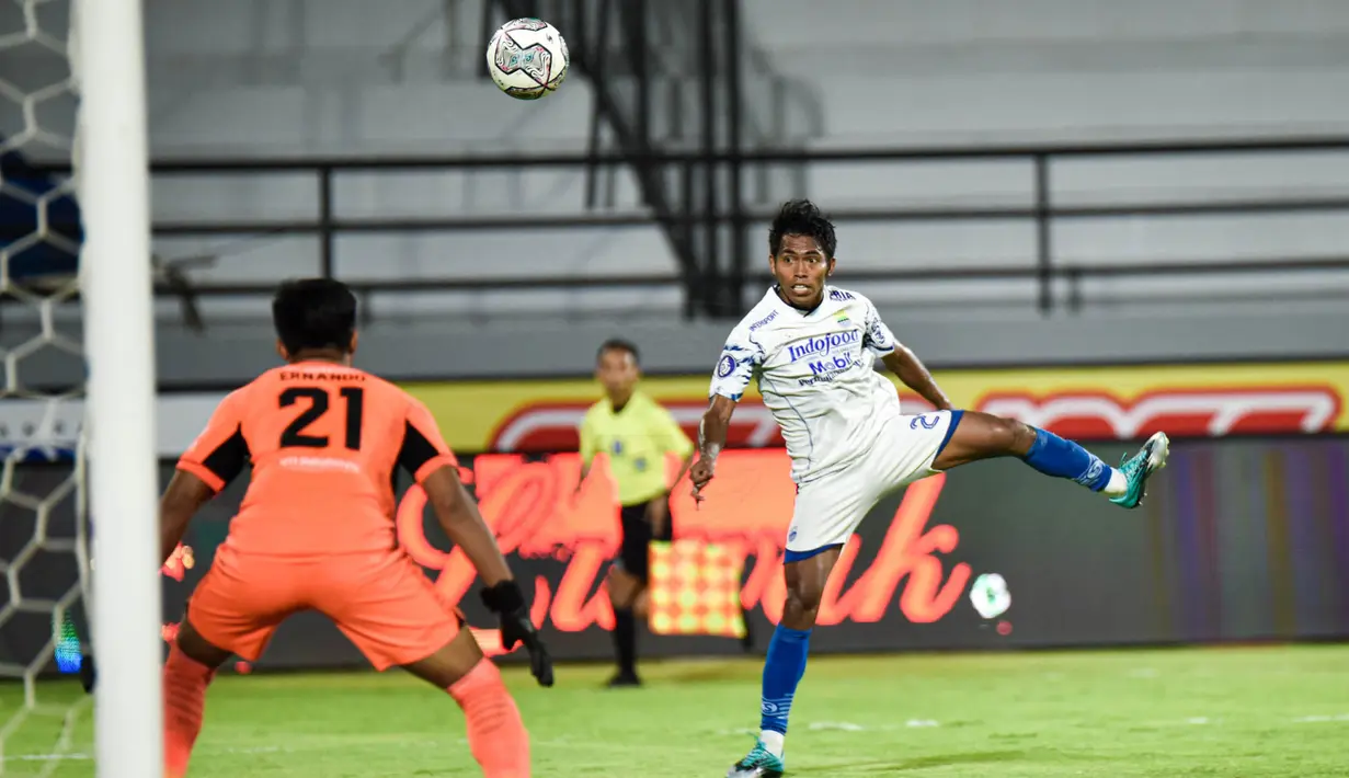 Menjelang bubaran, kedua tim sama-sama meningkatkan intensitas serangan dan melepas banyak tembakan demi memetik tiga poin. Wasit Fariq Hitaba meniup peluit panjang dengan skor akhir sama kuat 1-1. (Dok. Persib)