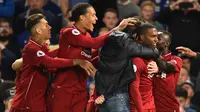 Para pemain Liverpool merayakan gol yang dicetak Daniel Sturridge ke gawang Chelsea pada laga Premier League di Stadion Stamford Bridge, London, Sabtu (29/9/2018). Kedua klub bermain imbang 1-1. (AFP/Glyn Kirk)
