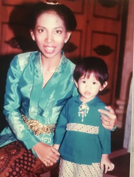 Sejak kecil Dian sudah memgenakan pakaian tradisional Indonesia seperti mengenakan kain batik. Berbaju biru dengan brosnya, ia tampil dengan rambut super pendek saat masih balita. @therealdisastr