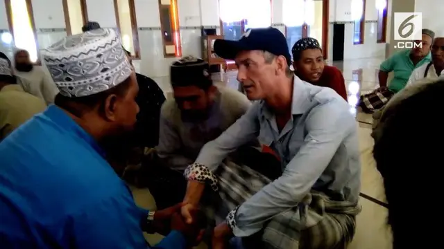 Usai mendengarkan azan dan melihat orang salat, seorang bule di Labuan Bajo, NTT memutuskan memeluk Islam.