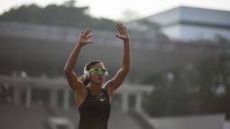 Pelari Indonesia, Emilia Nova, melakukan pemanasan saat pemusatan latihan di Stadion Madya Senayan, Jakarta, Kamis (2/8/2018). Pemusatan latihan ini merupakan persiapan jelang Asian Games XVIII. (Bola.com/Vitalis Yogi Trisna)
