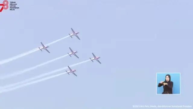 Atraksi pesawat TNI dalam rangka peringatan HUT ke-78 RI, Kamis (17/8/2023).