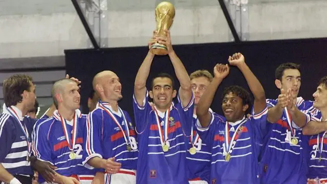 Prancis saat meraih trofi Piala Dunia 1998