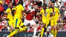 Aksi apik Sean Kolasinac melewati empat pemain Crystal Palace pada laga lanjutan Premier League yang berlangsung di Stadion Emirates, Minggu (21/4). Arsenal kalah 2-3 kontra Crystal Palace. (AFP/Adrian Dennis)