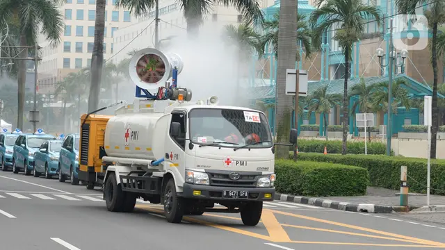 Penyemprotan Disinfektan Menggunakan Mobil Gunner