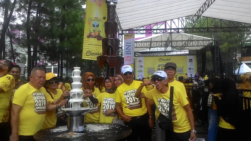 Beberapa pengunjung orang tua nampak menikmati festival cokelat Garut choconation 2019