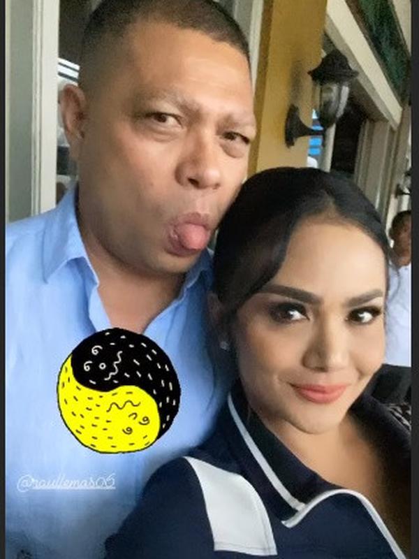 Kemesraan Krisdayanti dan Raul Lemos yang tepis kabar perceraian (Sumber: Instagram/krisdayantilemos)