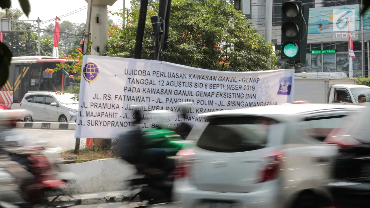 Spanduk Sosialisasi Ganjil Genap Terpampang di Jalan Fatmawati Raya