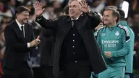 Pelatih Real Madrid Carlo Ancelotti merayakan kemenangan timnya atas Manchester City dalam leg kedua semifinal Liga Champions di Santiago Bernabeu, Kamis (5/5/2022) dini hari WIB. Real Madrid menang 3-1 dan unggul agregat 6-5. (JAVIER SORIANO / AFP)