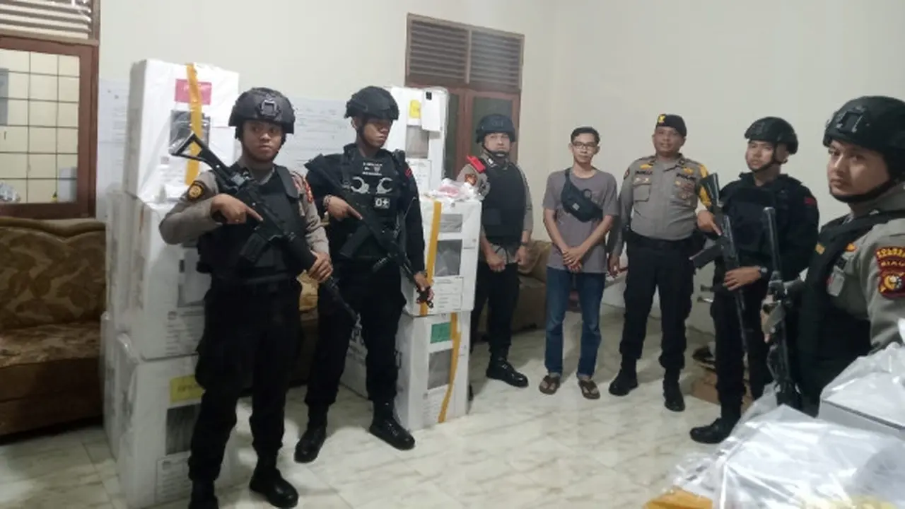 Personel Polres Kampar dan Brimob Polda Riau mengecek gudang di kantor desa untuk memastikan distribusi logistik Pemilu 2024 lancar.