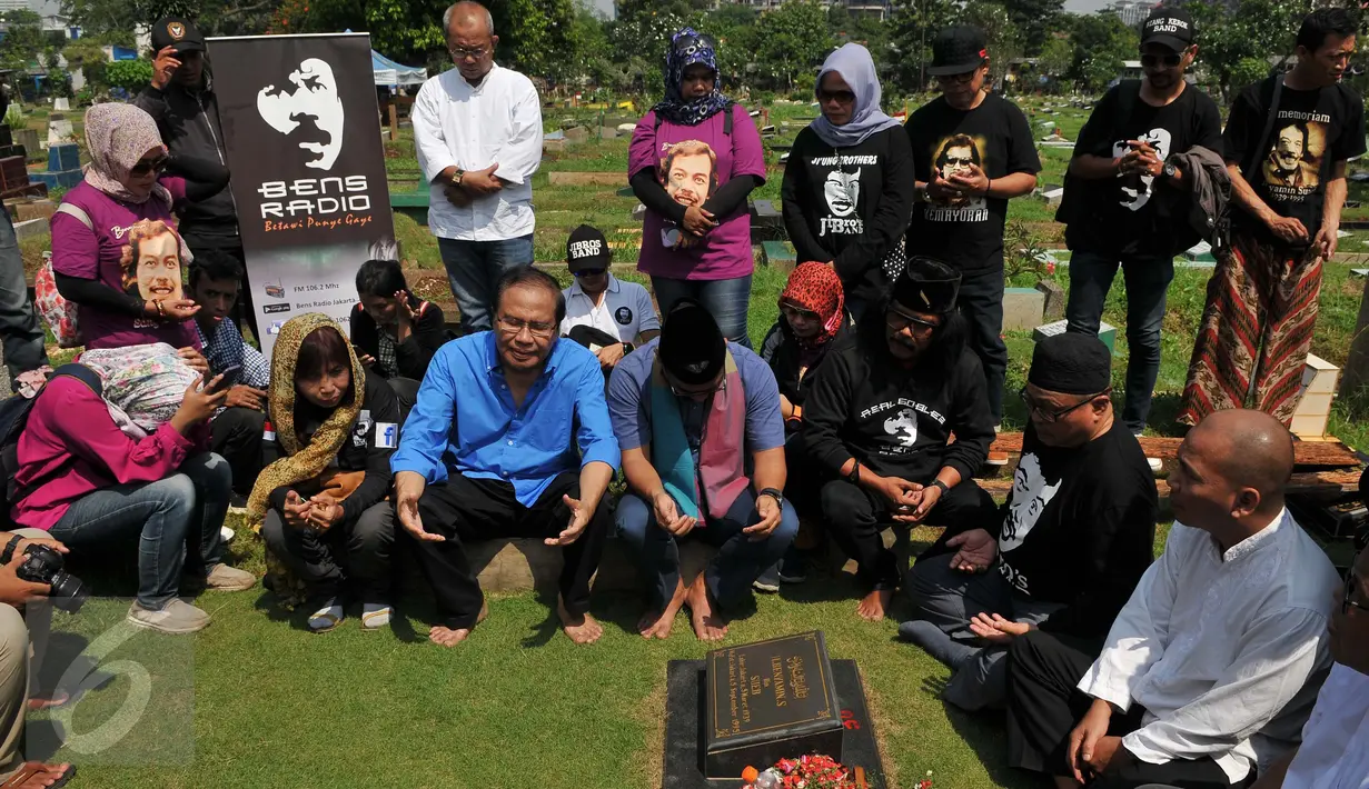 Bakal Cagub DKI, Rizal Ramli (kemeja biru) berziarah ke makam Benyamin Sueb di TPU Karet Bivak, Jakarta, Senin (5/9). Ziarah Rizal Ramli dalam rangka memperingati haul ke-21 tokoh Betawi yang akrab disapa Benyamin S itu. (Liputan6.com/Gempur M Surya)