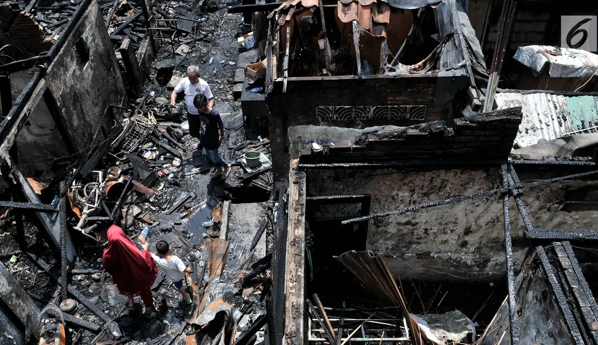 Warga berkerumun menyaksikan permukiman yang ludes dilalap api di kawasan Krukut, Tamansari, Jakarta, Selasa (26/2). Sedikitnya 30 rumah di 4 RT hangus setelah api membakar kawasan padat penduduk tersebut pukul 9.50 WIB tadi. (Merdeka.com/Iqbal S Nugroho)