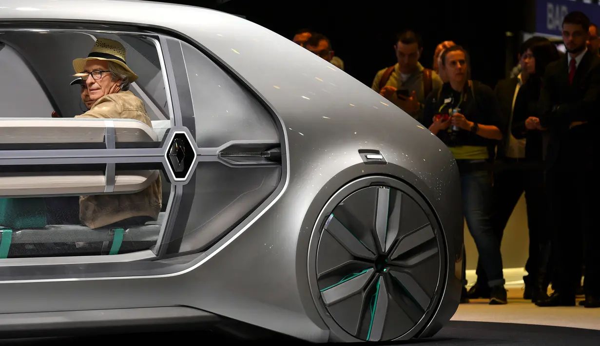 Sebuah kendaraan robot dengan mobilitas berbagi, Renault EZ-GO, pada pameran otomotif Geneva Motor Show 2018 di Jenewa, Selasa (6/3). Kendaraan-robot tersebut diatur dengan batas kecepatan yang aman sekira yakni 50 km per jam. (Fabrice COFFRINI/AFP)