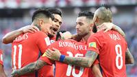 Para pemain Cile merayakan gol ke gawang Australia pada laga Grup B Piala Konfederasi 2017 di Stadion Otkrytiye, Moskow, Minggu (25/6/2017). (AFP/Yuri Kadobnov)