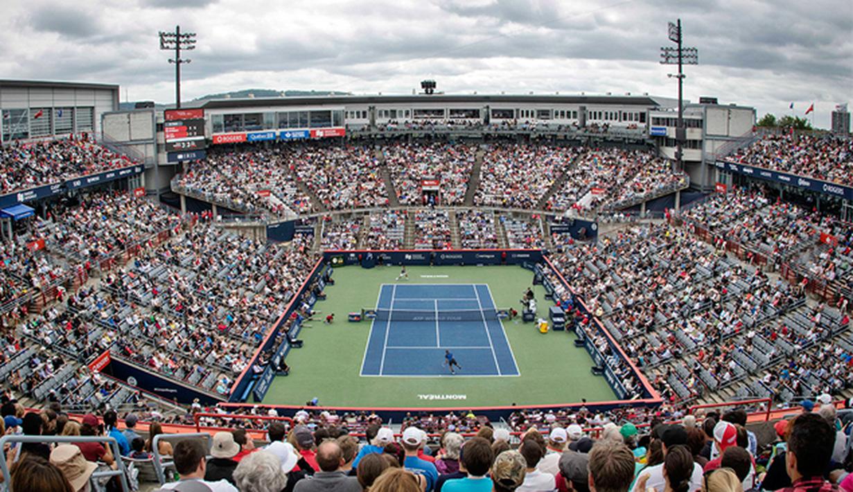 Penonton menyaksikan pertandingan tenis Rogers Cup antara Novak Djokovic melawan Jack Sock di Stadion Uniprix, US, Kamis (13/8/2015). (USA Tiday Sports/Jean-Yves Ahern)