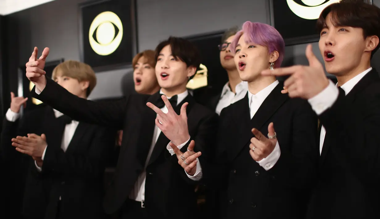 Boyband Bangtan Boys alias BTS berpose di karpet merah setibanya pada perhelatan Grammy Awards 2019 di Staples Center, Los Angeles, Minggu (10/2). Penampilan stylist BTS itu merupakan karya dua desainer asal Korea Selatan. (Rich Fury/Getty Images/AFP)