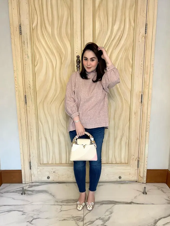 6 Gaya Glamor Jennifer Dunn Istri Faisal Harris Tenteng Tas Mewah