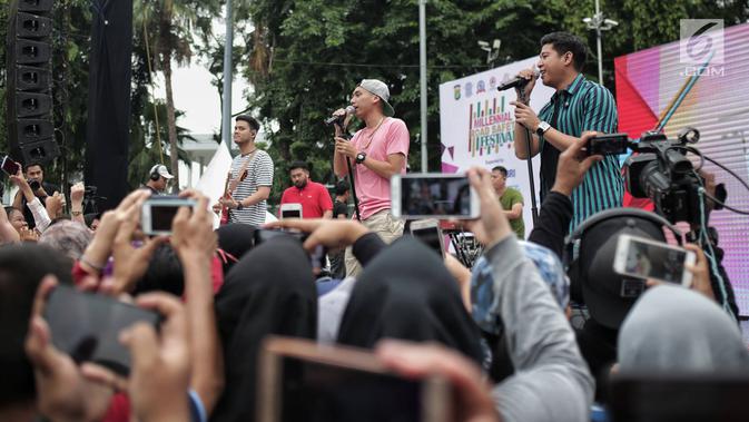 Aksi flashmob saat kegiatan Millenial Road Safety Festival' di Bundaran HI, Jakarta Pusat, Minggu (20/1). Kegiatan Millennial Road Safety Festival tersebut merupakan kampanye keselamatan berlalu lintas. (Liputan6.com/Faizal Fanani)
