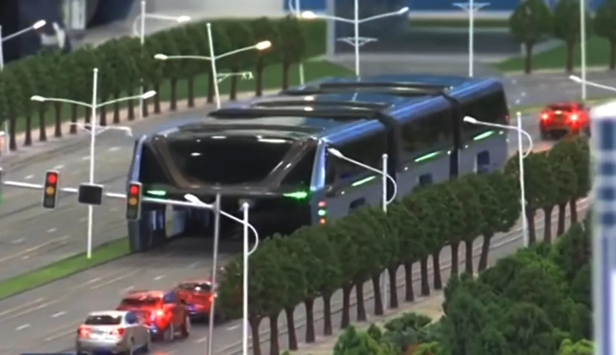Sebuah model bus besar mengangkangi sejumlah mobil di sebuah pameran di Beijing, Cina, (20/5). Bus ini akan di uji pada tahun 2017 yang diharapkan dapat mengatasi kemacetan lalu lintas. (Youtube/New China TV)