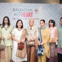 Para model ketika mengenakan koleksi Oscar Lawalata Culture (Foto Dok: Yayasan Jantung Indonesia).