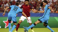 Pemain AS Roma, Mohammed Salah coba melewati dua hadangan pemain Barcelona, Jordi Alba dan Sergio Busquets di Olimpico Stadium, Kamis (17/9/2015) dinihari WIB. (REUTERS/Tony Gentile)