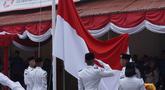 Pasukan pengibar bendera bersiap mengibarkan bendera Merah Putih pada upacara peringatan Hari Sumpah Pemuda di Museum Sumpah Pemuda, Jakarta, Selasa (28/10/2025). (merdeka.com/magang/Randi Saputra)