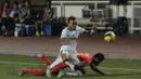 Gelandang Timnas Indonesia, Rizky Pora, terjatuh saat berebut bola dengan pemain Singapura pada laga Piala AFF 2016 di Filipina, Jumat (25/11/2016). Indonesia tertinggal 0-1 dari Singapura. (Bola.com/Nicklas Hanoatubun)