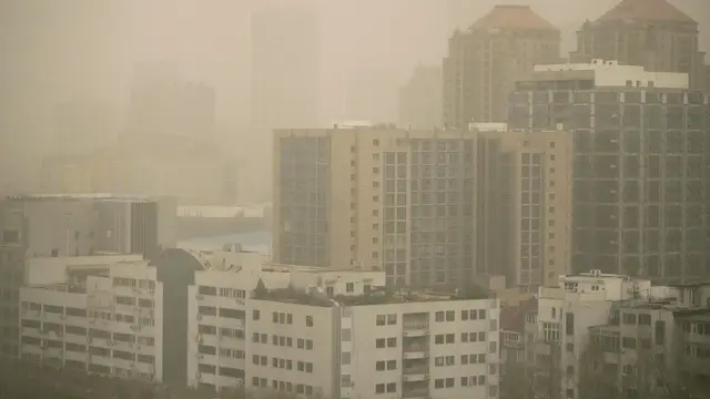 Potret Kota Beijing Diselimuti Badai Debu