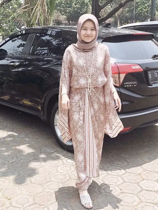 Warna kerudung tan cocok dikenakan dengan pakaian bermotif batik ini seperi Alca yang memadukannya dengan kitten heels. @alcaoctvn