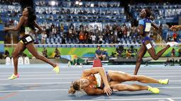  Pelari Belanda, Dafne Schippers, terjatuh setelah finis kedua dan meraih medali perak dalam final lari 200m putri Olimpiade Rio 2016 di Olympic Stadium, Rio de Janeiro, Brasil, (17/8/2016). (AFP/Adrian Dennis)