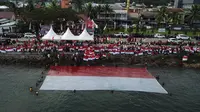 Lanal Mamuju kibatkan Bendera Merah Putih di Laut (Foto: Liputan6.com/Abdul Rajab Umar)
