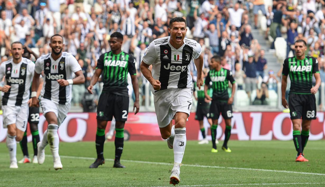 Striker Juventus, Cristiano Ronaldo, merayakan gol yang dicetaknya ke gawang Sassuolo pada laga Serie A di Stadion Juventus, Turin, Minggu (16/9/2018). CR 7 cetak dua gol, Juve menang 2-0 atas Sassuolo. (AFP/Miguel Medina)