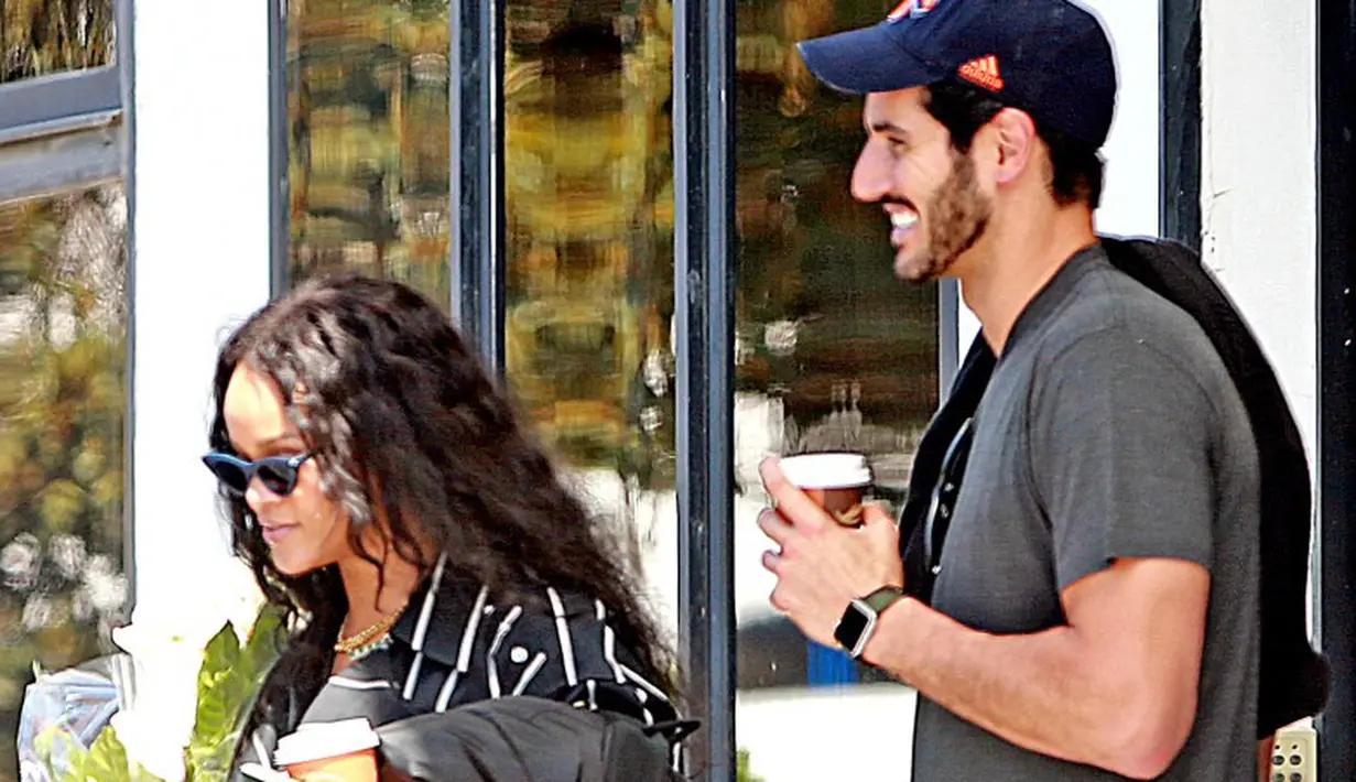 Meski tak menyebutkan nama Hassan Jameel secara terang-terangan, namun hubungan Rihanna dan sang kekasih sepertinya kian bahagia. (usmagazine)