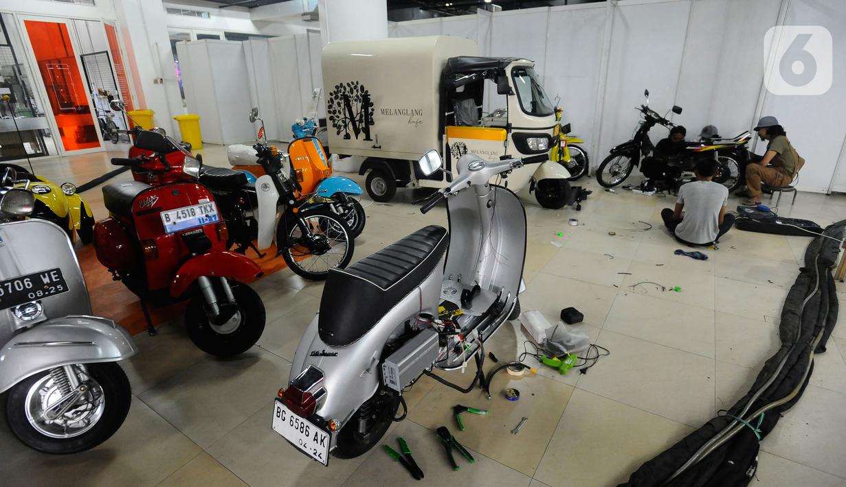 Mekanik menyelesaikan proses konversi motor listrik pada bengkel Elders Garage di basement Gedung Smesco, Jakarta, Selasa (20/12/20222). Konversi motor konvensional bermesin bensin ke listrik menjadi salah satu kebijakan yang dikeluarkan pemerintah. Untuk mempercepat tren elektrifikasi, pemerintah mendorong program konversi dengan memberikan subsidi Rp 6,5 juta.
(merdeka.com/Arie Basuki)