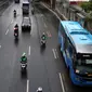 Bus Angkutan Perbatasan Terintegrasi Busway (APTB) saat berhenti di halte Transjakarta BNN, Cawang, Jakarta, Selasa (8/3/2016). Sebelumnya, Dinas Perhubungan DKI Jakarta sempat melarang bus APTB memasuki wilayah Ibukota. (Liputan6.com/Yoppy Renato)