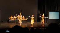 Pertunjukan Ramayana ala Thailand, Ramakien, menjadi pembuka dalam Ramayana Festival yang diadakan di Kamani Auditorium, New Delhi (20/1/2018). (Liputan6.com/Citra Dewi)