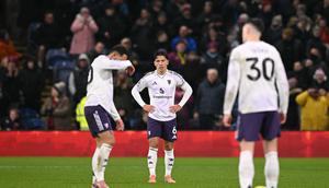 Lisandro Martinez (tengah) pada pertandingan MU kontra Burnley di ajang Liga Inggris. (Oli SCARFF / AFP)