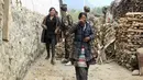 Seorang wanita menagis melihat kondisi rumah mereka yang hancur akibat gempa, Nepal, Sabtu (25/4/2015). Dikabarkan sekitar 500 orang lebih tewas dalam peristiwa tersebut (Reuters/Navesh Chitrakar)