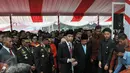 Presiden Jokowi (tengah) saat akan mengucapkan belasungkawa atas jatuhnya pesawat Hercules C-130, usai upacara HUT Polri di Mako Brimob Polri, Kelapa Dua, Depok, Rabu (1/7/2015). (Liputan6.com/Herman Zakharia)