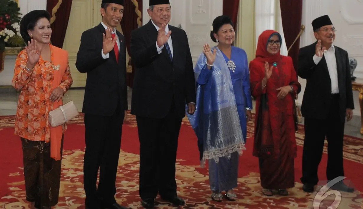 Jokowi, SBY dan JK didampingi istri mereka masing-masing saat berpose di Istana Negara, Jakarta, Senin (20/10/2014) (Liputan6.com/Herman Zakharia)