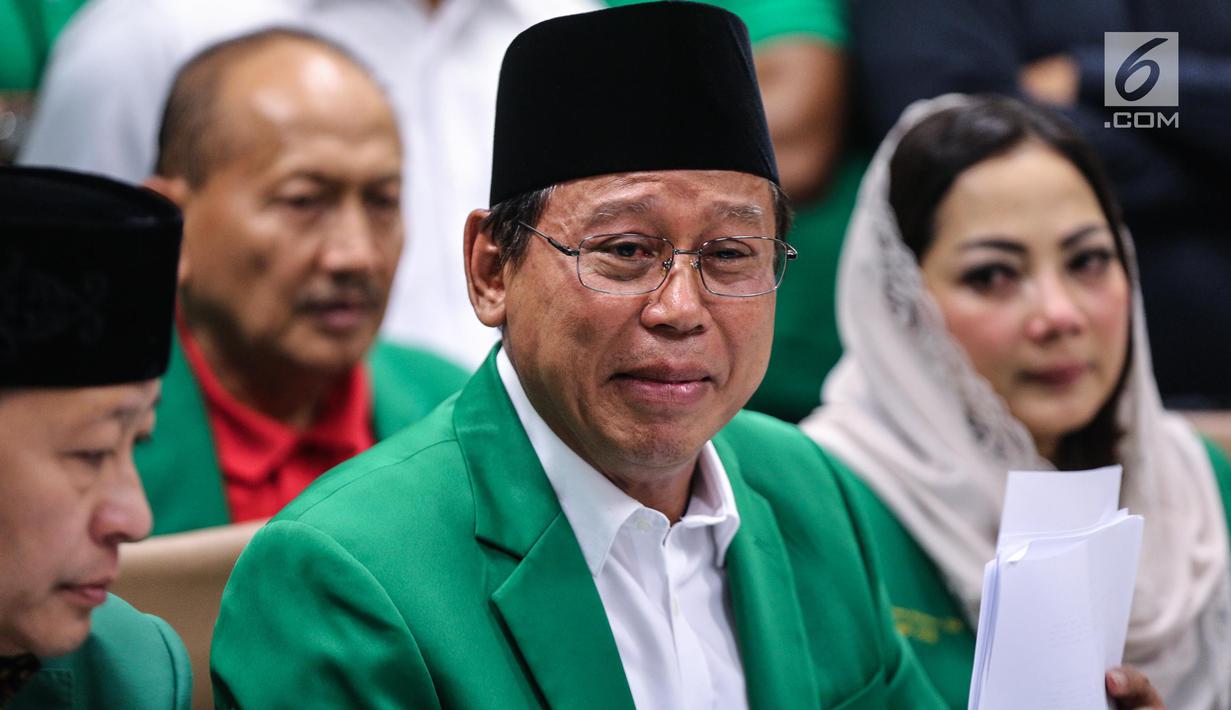 Ketum PPP Djan Faridz menangis saat memberikan penjelasan dalam konferensi pers di DPP PPP, Jakarta, Kamis (20/7). Djan meminta seluruh kader dan simpatisan PPP di seluruh Indonesia untuk bersabar menunggu keputusan hukum. (Liputan6.com/Faizal Fanani)