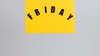 Ilustrasi hari Jumat. (Foto oleh Thirdman: https://www.pexels.com/id-id/foto/huruf-m-kuning-dan-hitam-5767376/)