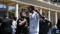 Salah satu momen saat Rio Ferdinand berfoto selfie dengan Diego Armando Maradona pada ajang penghargaan untuk PelÈ dan Maradona di Paris, (9/6/2016). Saat ini Rio beralih profesi menjadi seorang petinju pro. (Florian David)