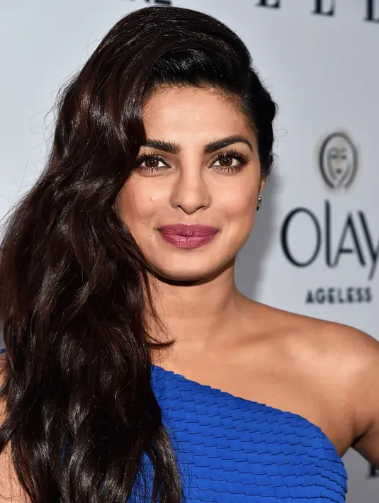 Aktris Priyanka Chopra saat berpose di acara ELLE's 6th Annual Women In Television Dinner di Los Angeles, Rabu (20/1).  Miss World 2000 itu tampil cantik dengan menggerai rambut hitamnya. ((Alberto Rodriguez E./Getty Images untuk ELLE/AFP)