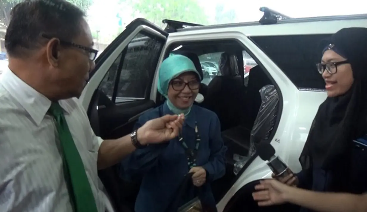 Usai menjalani pemeriksaan, Ariyani Soenarto membenarkan, bahwa putranya, Ario Kiswinar bertemu dengan Mario Teguh saat usianya 17 tahun. Tapi ia enggan menjawab mengenai Kiswinar mengaku bukan anak motivator kondang tersebut. (Hasan Iskandar/Bintang.com)