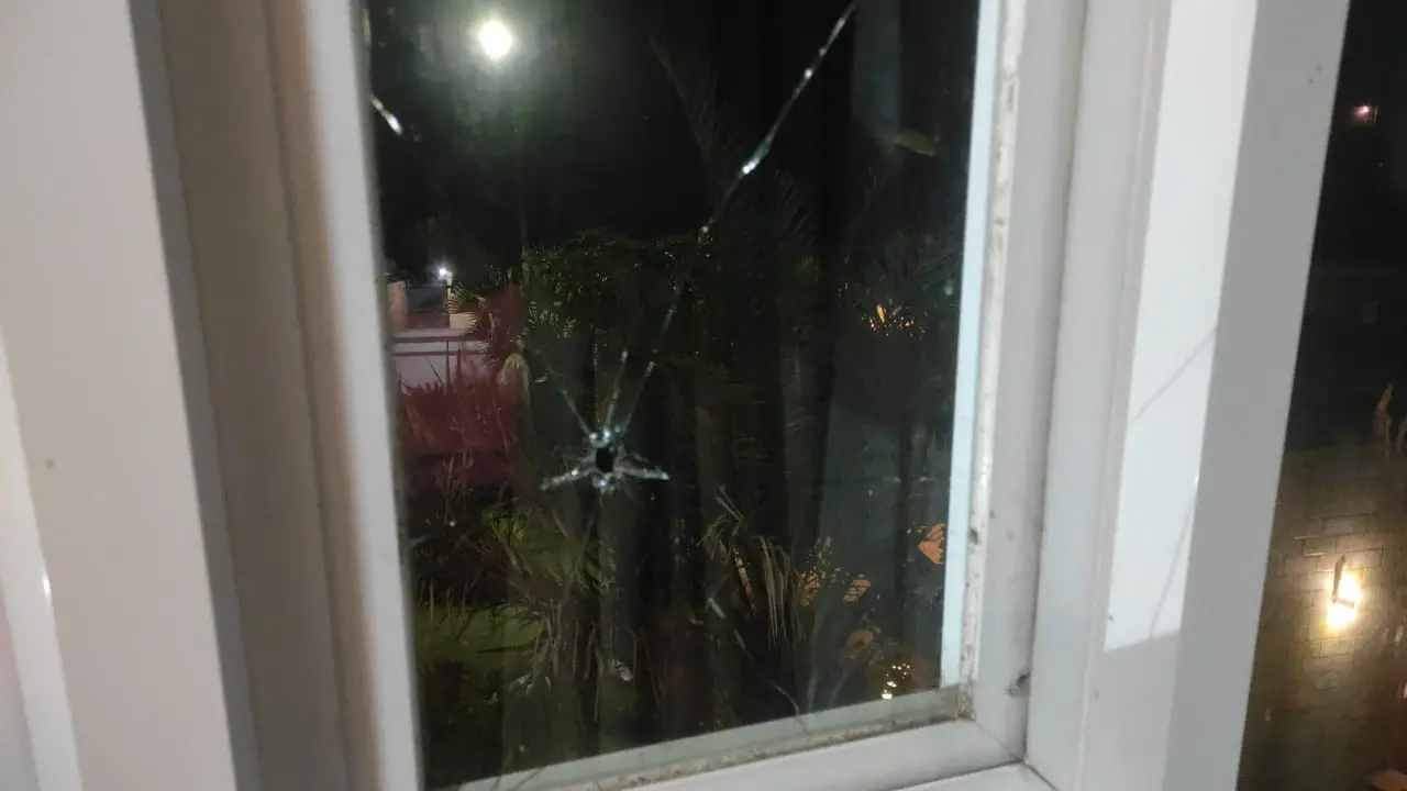 Rumah Fajar hasan, caleg DPR RI PDIP di Kota Kendari Sulawesi Tenggara, lubang diduga kena tembak.