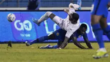 Pemain Timnas Curacao, Vurnon Anita (terjatuh). (Orlando SIERRA / AFP)