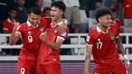 Timnas Indonesia mengawali langkahnya di Kualifikasi Piala Dunia 2026 dengan kemenangan telak 6-0 atas Brunei Darussalam pada laga leg pertama putaran pertama Zona Asia yang digelar di Stadion Utama Gelora Bung Karno (SUGBK) Senayan, Jakarta, Kamis (12/10/2023) malam WIB. Dimas Drajad menjadi bintang dalam laga tersebut dengan mencetak hattrick. Tiga gol lainnya dipersembahkan melalui brace Ramadhan Sananta ditambah satu gol dari Rizky Ridho. (Bola.com/M Iqbal Ichsan)