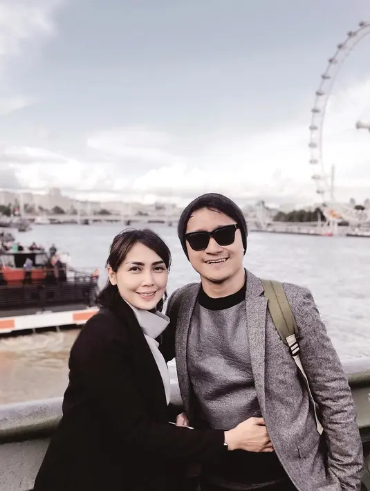 "@fenitarie lebih cntik dn anggun setelah berhijab semoga istiqomah," tulis ianenkMb. "Alhamdulillah mba @fenitarie , semoga istiqomah," tulis nurul_mikhaila. "Istri mas ari cantik bgt, bercahaya ❤️," tulis richaaastie21. (Instagram/ariekuntung)